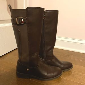 Brown Tommy Hilfiger kid’s boots.